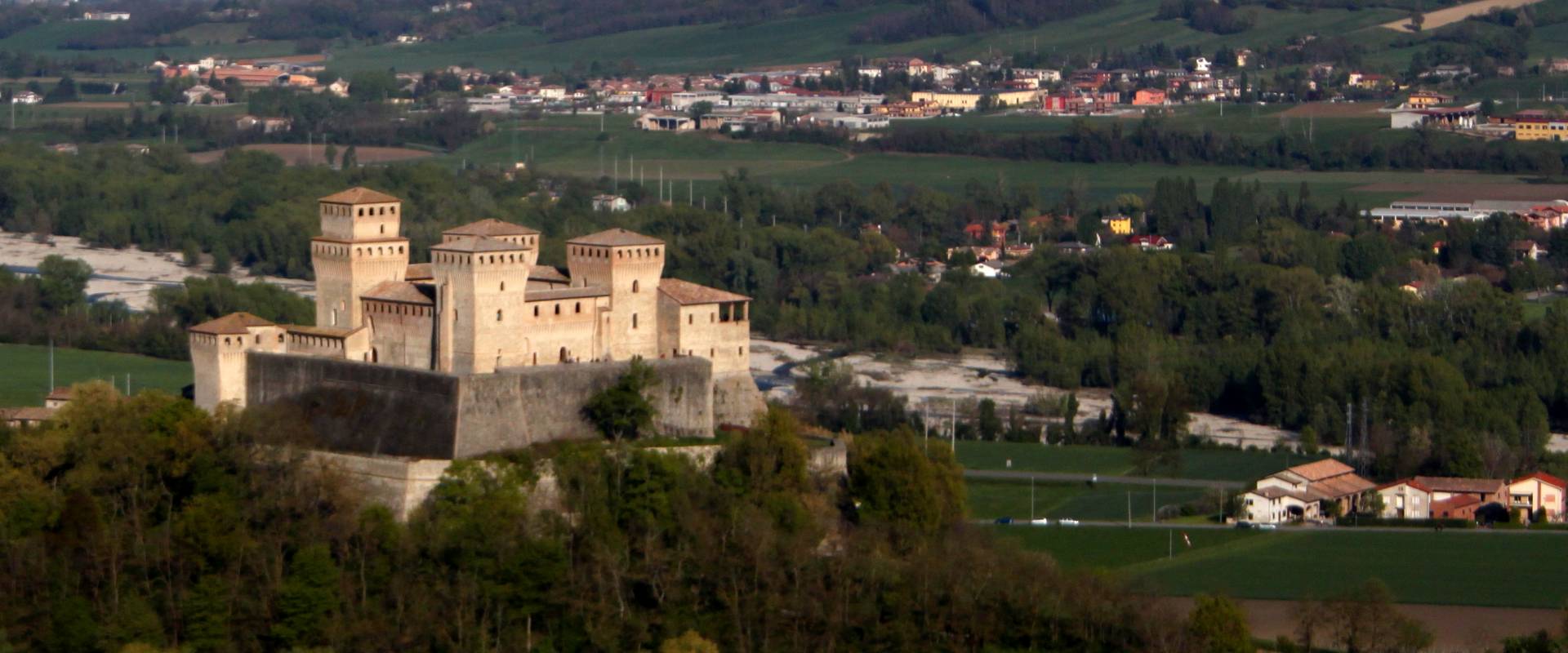 Panoramica della pianura col castello di Torrechiara foto di Sonia8